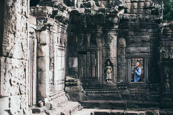 Mujer rubia caucásica descubriendo las ruinas del complejo de templos Angkor Wat en Siem Reap, Camboya —  Fotos de Stock