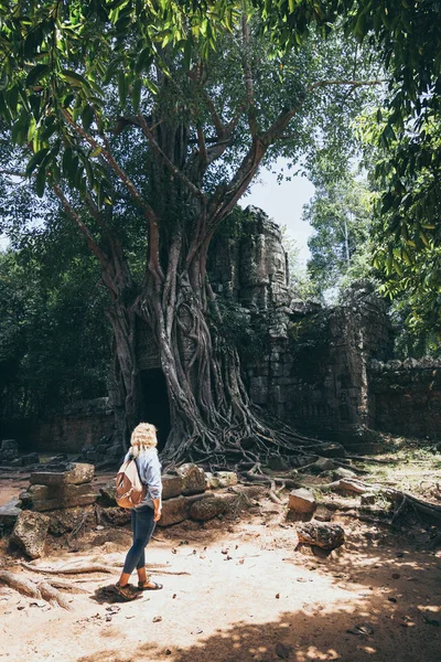 Mulher loira caucasiana descobrindo as ruínas do complexo do templo Angkor Wat em Siem Reap, Camboja — Fotografia de Stock