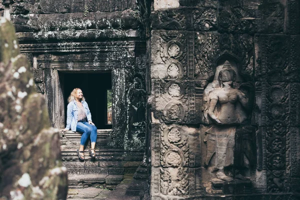 Mujer rubia caucásica descubriendo las ruinas del complejo de templos Angkor Wat en Siem Reap, Camboya —  Fotos de Stock