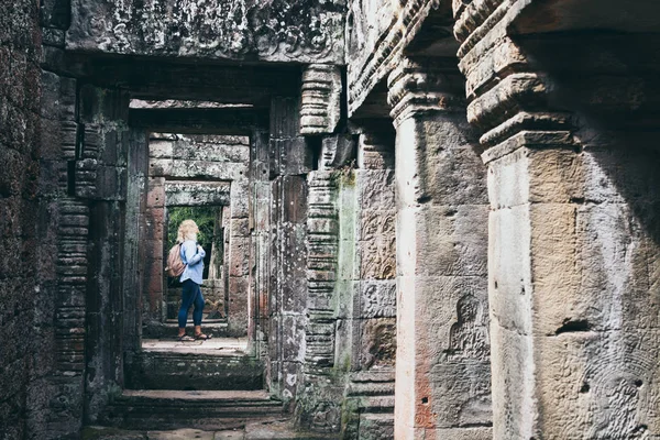 Mujer rubia caucásica descubriendo las ruinas del complejo de templos Angkor Wat en Siem Reap, Camboya —  Fotos de Stock