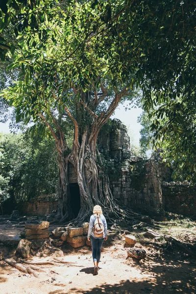 Mulher loira caucasiana descobrindo as ruínas do complexo do templo Angkor Wat em Siem Reap, Camboja — Fotografia de Stock