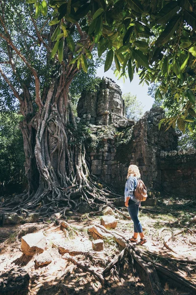 Femme blonde caucasienne découvrant les ruines du temple Angkor Wat au Cambodge à Siem Reap. — Photo