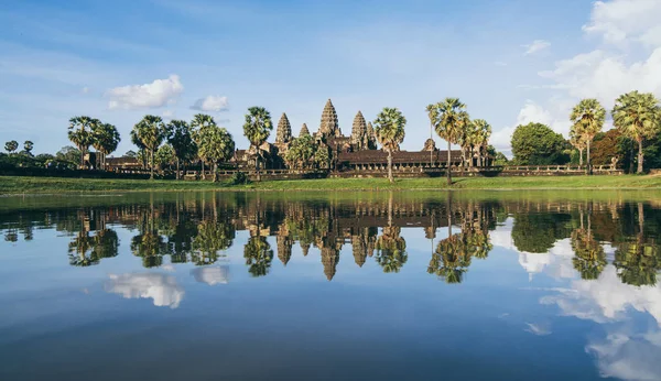 Angkor Wat temple panoramic reflection in lake water at sunset, Cambodia — Stock Photo, Image