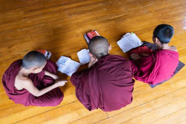 Inle, Myanmar - Nisan 2019: Manastırda eğitim alan Birmanyalı keşişler