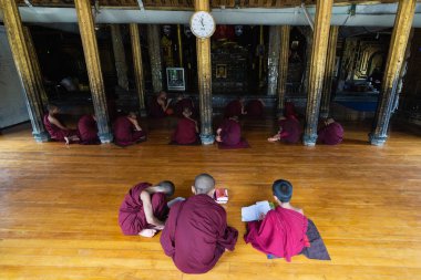 Inle, Myanmar - Nisan 2019: Manastırda eğitim alan Birmanyalı keşişler