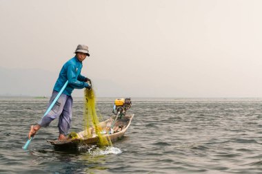 Inle, Myanmar - Mart 2019: Inle gölünde geleneksel Birmanya bacak kürek balıkçı