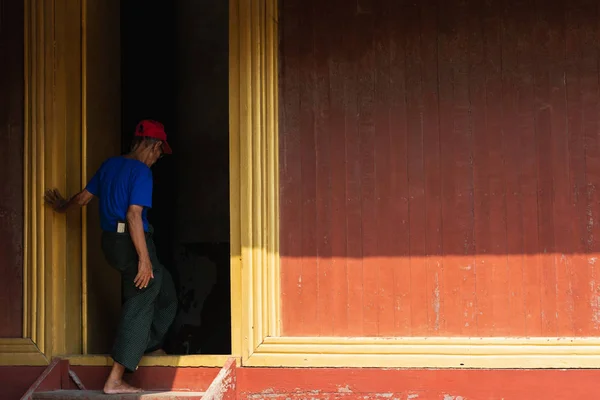 Mandalay, Myanmar - aprile 2019: l'uomo birmano entra dalla porta del Palazzo Reale — Foto Stock