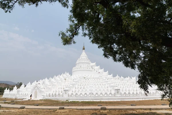 Mujer caminando hacia Myatheindan Pagoda en Mandalay, Myanmar —  Fotos de Stock