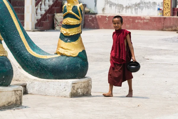 Inle, myanmar - april 2019: burmesischer Mönch im Hinterhof des Klosters — Stockfoto