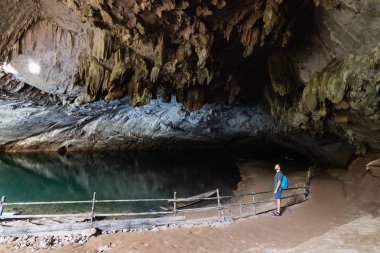 İnsan silueti Konglor, Laos su mağarası içinde duruyor