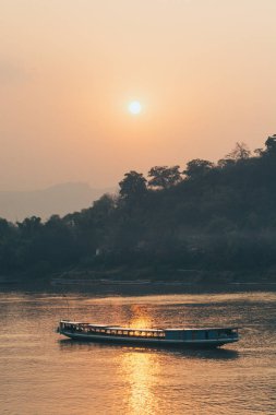 Luang Prabang, Laos yakınlarındaki Mekong nehri üzerinde Geleneksel Laos ahşap yavaş tekne