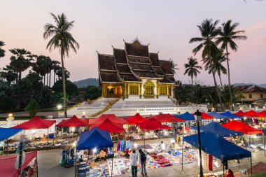 Luang Prabang, Laos-Mayıs 2019: Kraliyet Sarayı ve Ulusal Müze ile gece pazarı arka planda