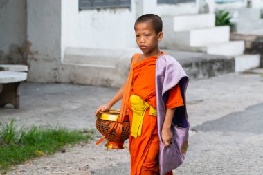 Luang Prabang, Laos - Mayıs 2019: Alms töreni sırasında sokakta yürüyen Laoslu Budist keşiş