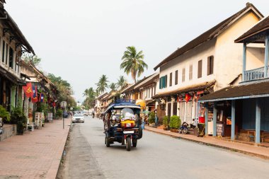 Luang Prabang, Laos - Mayıs 2019: tuk-tuk motosiklet taksi şehir ana cadde üzerinde sürme