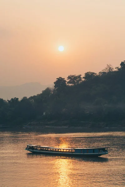 Traditionell laotisk trä långsam båt på Mekongfloden nära Luang Prabang, Laos — Stockfoto