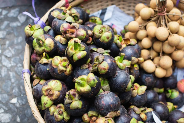 Cesto con frutti esotici di mangostano e longano sul mercato asiatico — Foto Stock