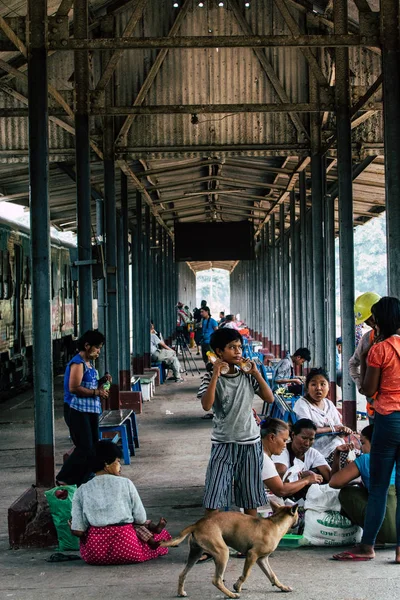 Yangón, Myanmar - Marzo 2019: personas en la estación central de tren —  Fotos de Stock