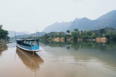 Nong Khiaw Köyü, Laos yakınında Nam OU nehirde geleneksel Laos ahşap yavaş tekne