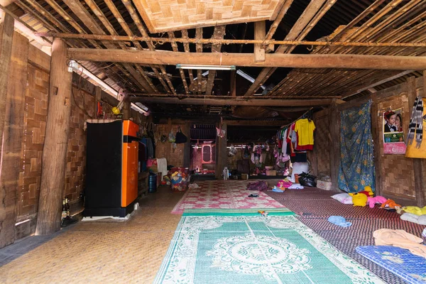 Nong Khiaw, Laos - maggio 2019: interno della casa di bambù — Foto Stock