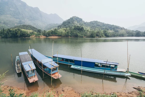 Traditionell laotisk trä långsam båt på Nam Ou River nära Nong Khiaw Village, Laos — Stockfoto