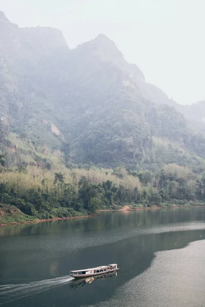 Traditionell laotisk trä långsam båt på Nam Ou River nära Nong Khiaw Village, Laos — Stockfoto