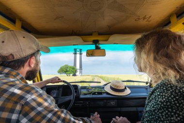 Doğu Avrupalı genç bir çift kırsal bölgede sarı karavan ile seyahat ediyor. Otomatik inşa edilmiş karavan vahşi doğada kamp yapıyor. Arabanın içinden bak..
