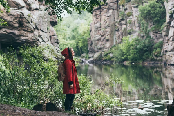Mulher Casaco Vermelho Lado Parede Pedra Penhasco Buky Canyon Ucrânia — Fotografia de Stock