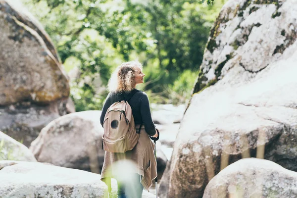 Mulher Com Mochila Entre Pedras Enquanto Caminhava Vale Rio Eco — Fotografia de Stock