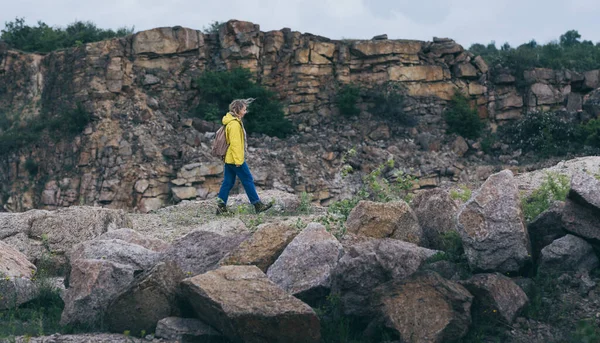 Жінка Жовтому Плащі Йде Гірському Каньйоні — стокове фото