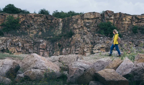 Жінка Жовтому Плащі Йде Гірському Каньйоні — стокове фото