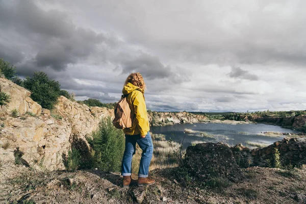 Mulher Capa Amarela Caminhadas Desfiladeiro Montanha — Fotografia de Stock