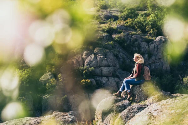 Mulher Com Mochila Caminhadas Desfiladeiro Montanha — Fotografia de Stock