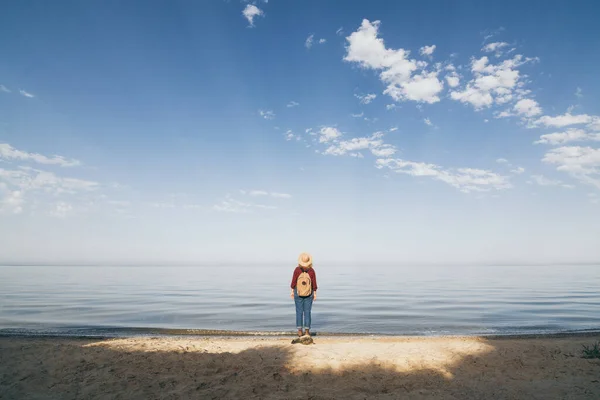 Дівчина Мандрівник Рюкзаком Видом Море Сході Сонця Стоячи Піщаному Пляжі — стокове фото