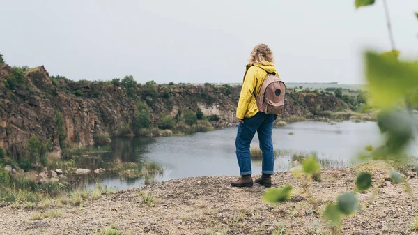 Mulher Capa Amarela Caminhadas Desfiladeiro Montanha — Fotografia de Stock