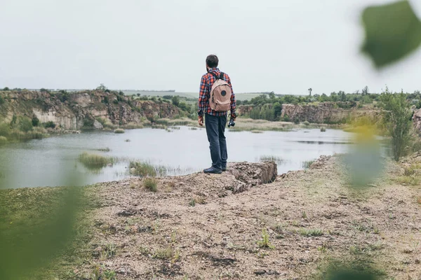 Mann Mit Rucksack Wandert Den Bergen Auf Der Klippe Stehend — Stockfoto