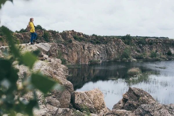 Vrouw Gele Regenjas Wandelen Berg Canyon — Stockfoto