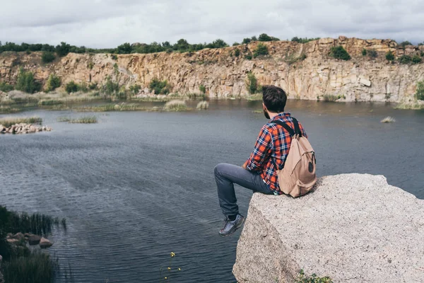 Homem Com Mochila Caminhar Nas Montanhas Borda Penhasco Com Vista — Fotografia de Stock