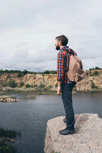 Hombre Con Mochila Senderismo Las Montañas Pie Borde Del Acantilado — Foto de Stock