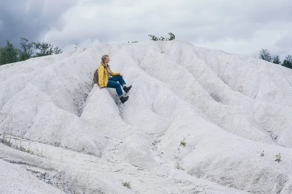 Жінка Жовтому Плащі Пішохідний Білих Сюрреалістичних Горах — стокове фото