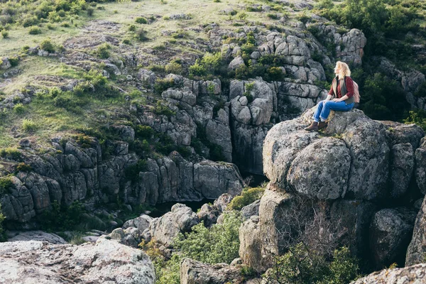 Donna Con Zaino Escursionismo Nel Canyon Montagna — Foto Stock