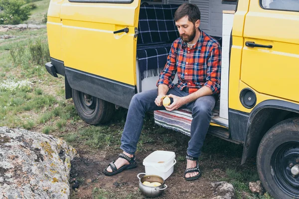 Jongeman Kookt Een Camper Terwijl Hij Het Platteland Verblijft Zelfgebouwde — Stockfoto