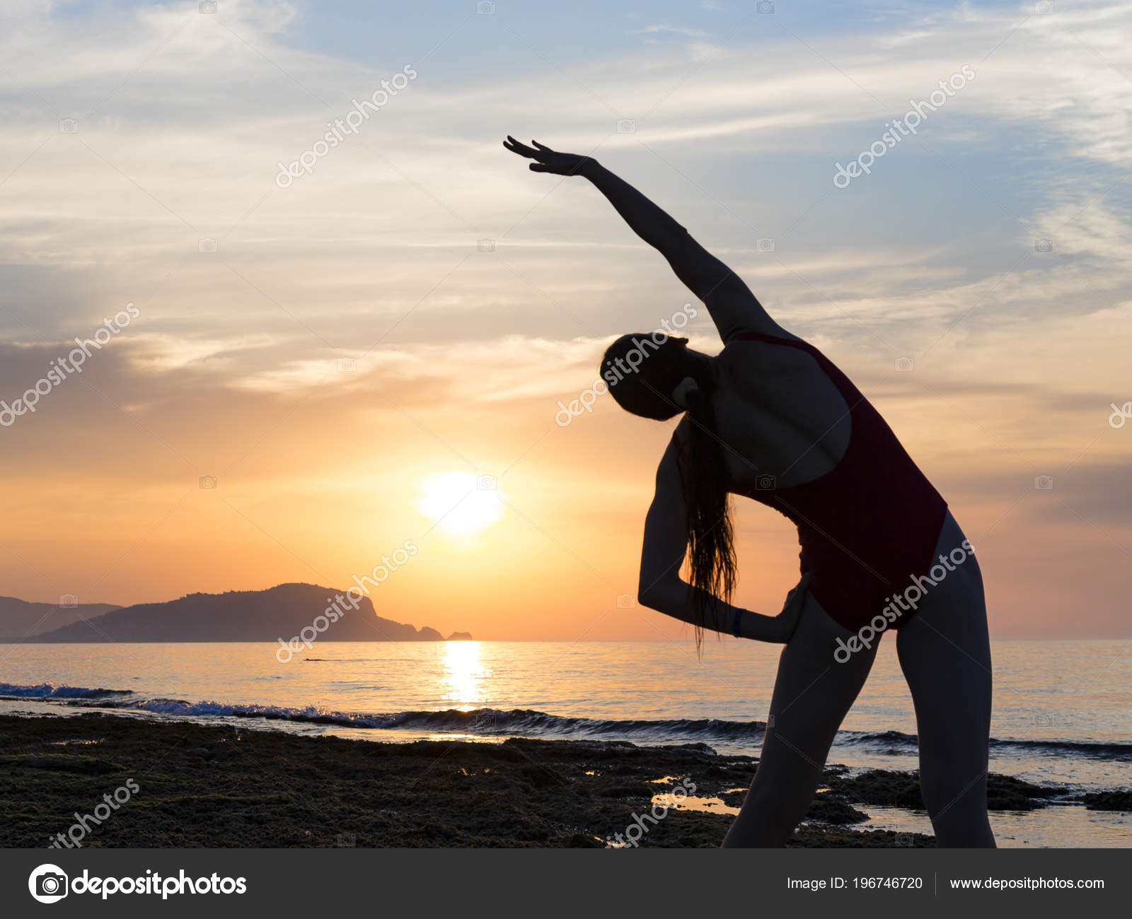 Yoga Al Tramonto Sulla Spiaggia Donna Che Fa Yoga