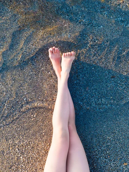 Frauenfüße am Sandstrand des Ozeans. Bild mit weichem Fokus und Platz für Ihren Text. Sommerkonzept — Stockfoto