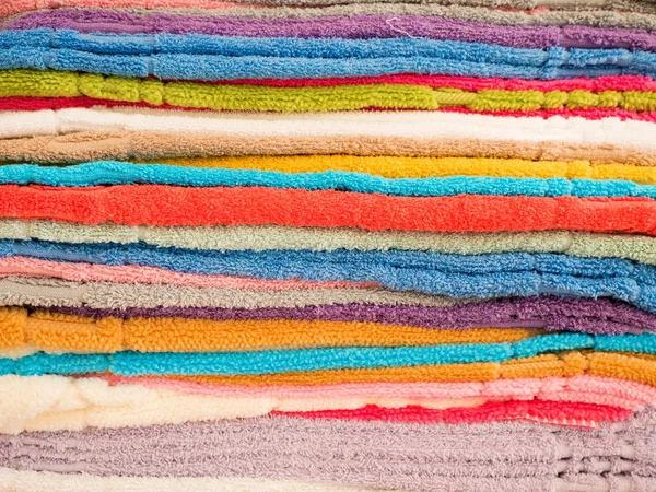 Tekstura tło kupie kolorowe ręczniki — Zdjęcie stockowe