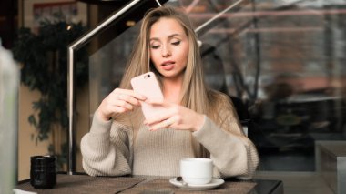 kafede genç kadın kendini bir fotoğraf yapar