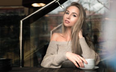 Kafede genç kadın rüya