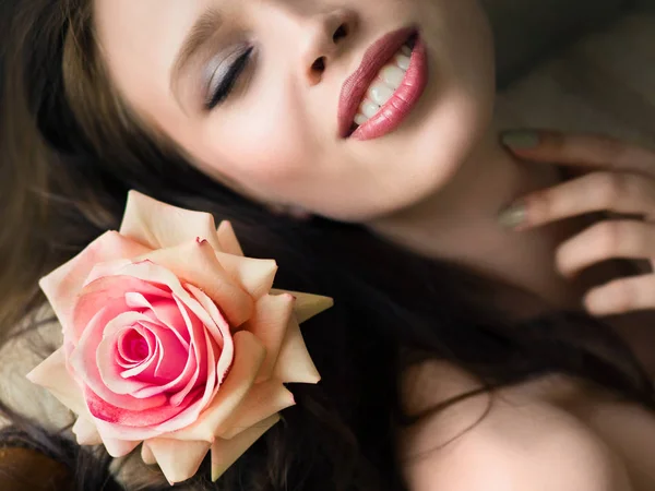 Mooi meisje met roos. Foto van gelukkig brunette meisje. Jeugd en huid zorg concept — Stockfoto