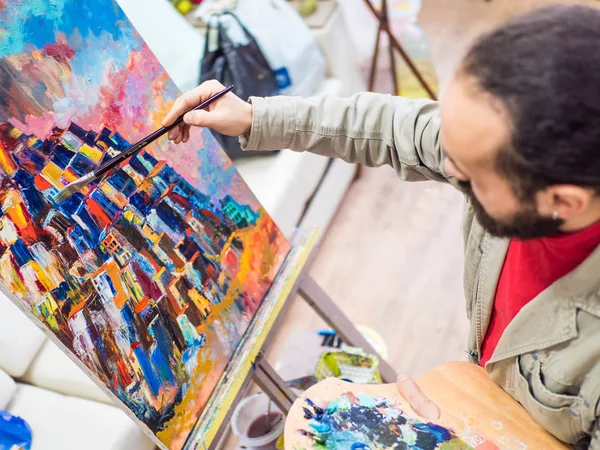 Manliga Artist arbetar på målning i starkt dagsljus Studio — Stockfoto