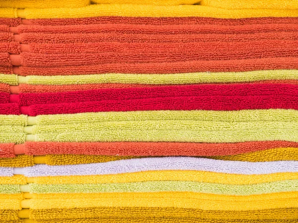Hintergrund Textur des Haufens von bunten sauberen Handtüchern — Stockfoto