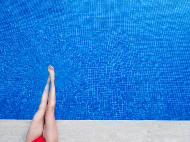 Havuz suyu kadın bacaklar